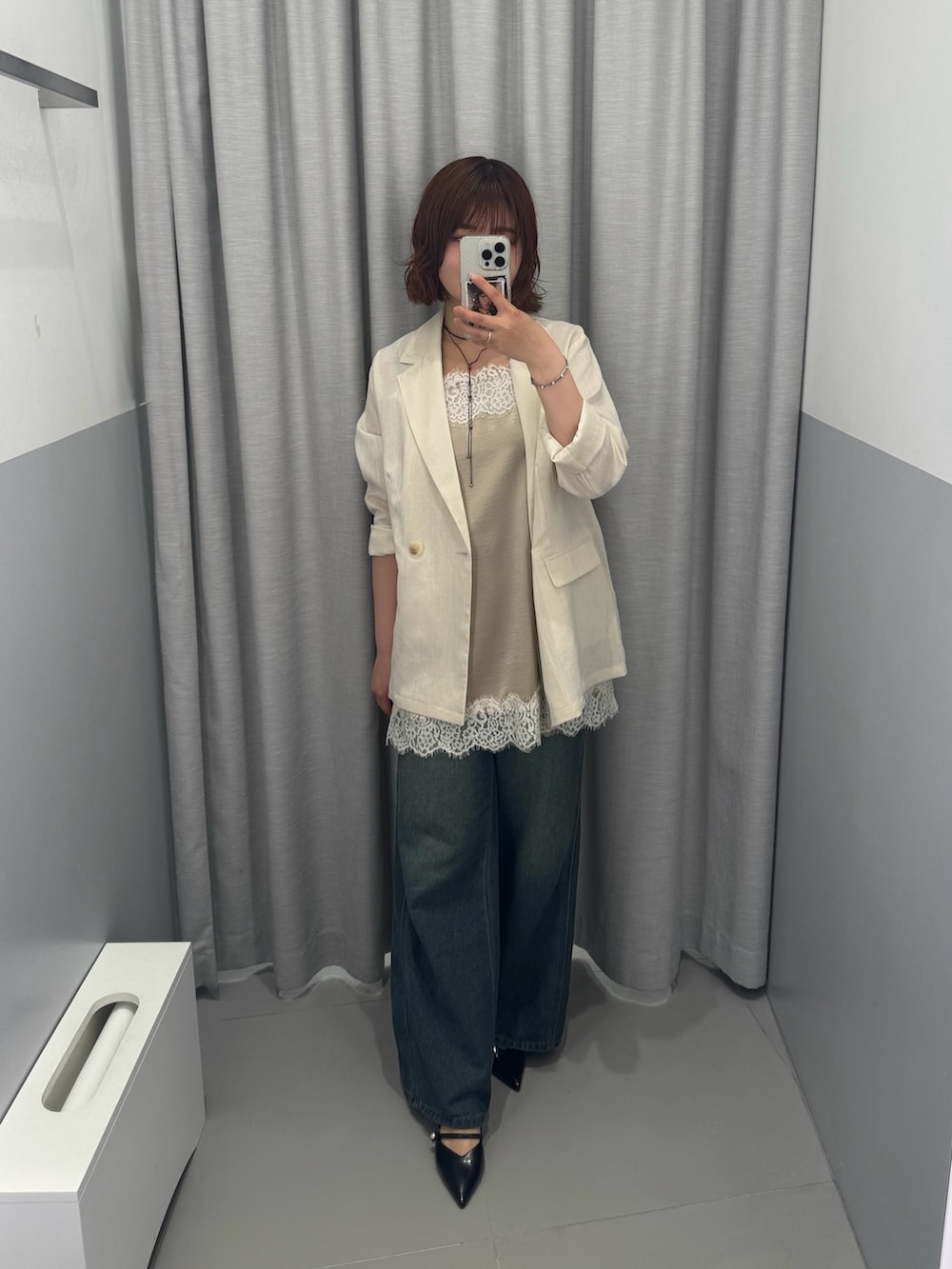 ブルー系のデニムパンツを着用したレディースの夏コーディネートの2枚目の写真