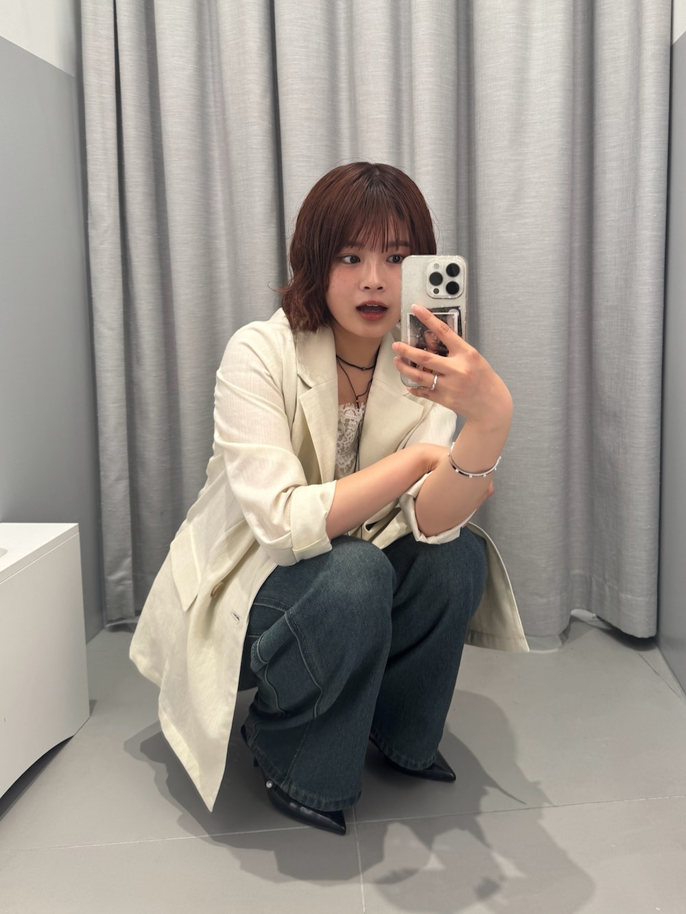 ブルー系のデニムパンツを着用したレディースの夏コーディネートの6枚目の写真