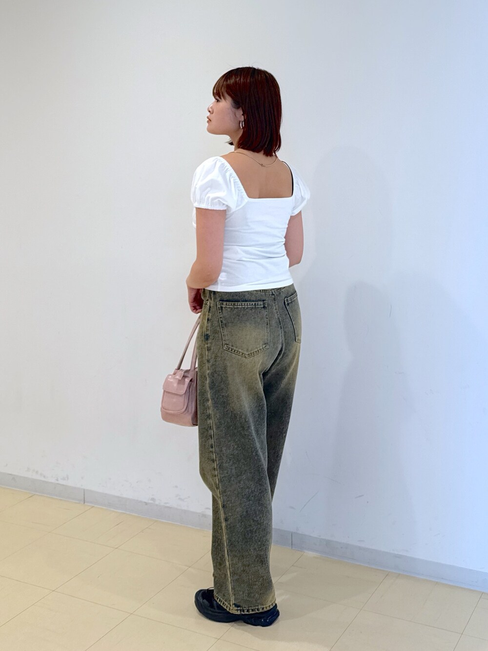 ピンク系のショルダーバッグ、ブルー系のデニムパンツ、ホワイト系のTシャツ/カットソーを着用したレディースの春コーディネートの8枚目の写真