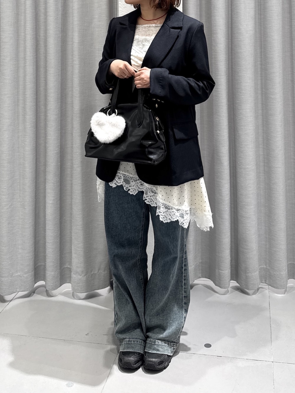 ホワイト系のワンピース、ホワイト系のTシャツ/カットソー、ブルー系のデニムパンツを着用したレディースの春コーディネートの4枚目の写真