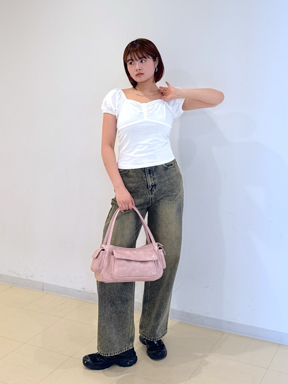 ピンク系のショルダーバッグ、ブルー系のデニムパンツ、ホワイト系のTシャツ/カットソーを着用したレディースの春コーディネートの5枚目の写真