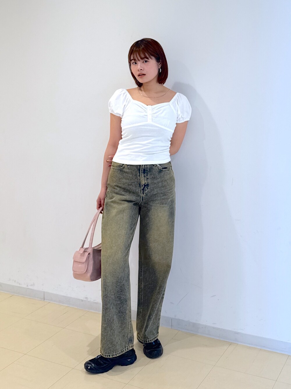 ピンク系のショルダーバッグ、ブルー系のデニムパンツ、ホワイト系のTシャツ/カットソーを着用したレディースの春コーディネートの9枚目の写真