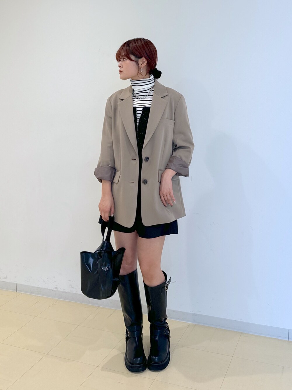 ブラック系のその他パンツ、ブラック系のハンドバッグ、ブラック系のブーツを着用したレディースの秋コーディネートの2枚目の写真