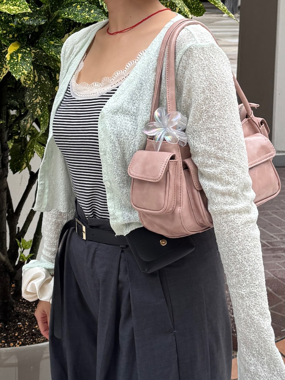 グリーン系のTシャツ/カットソー、ピンク系のショルダーバッグを着用したレディースの夏コーディネートの2枚目の写真