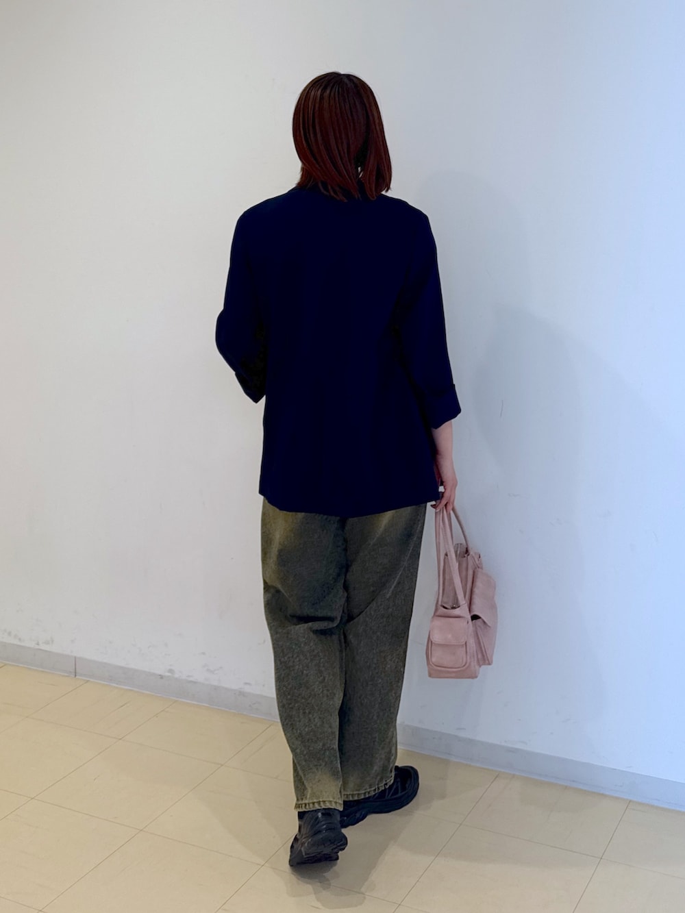 ピンク系のショルダーバッグ、ブルー系のデニムパンツ、ホワイト系のTシャツ/カットソーを着用したレディースの春コーディネートの3枚目の写真