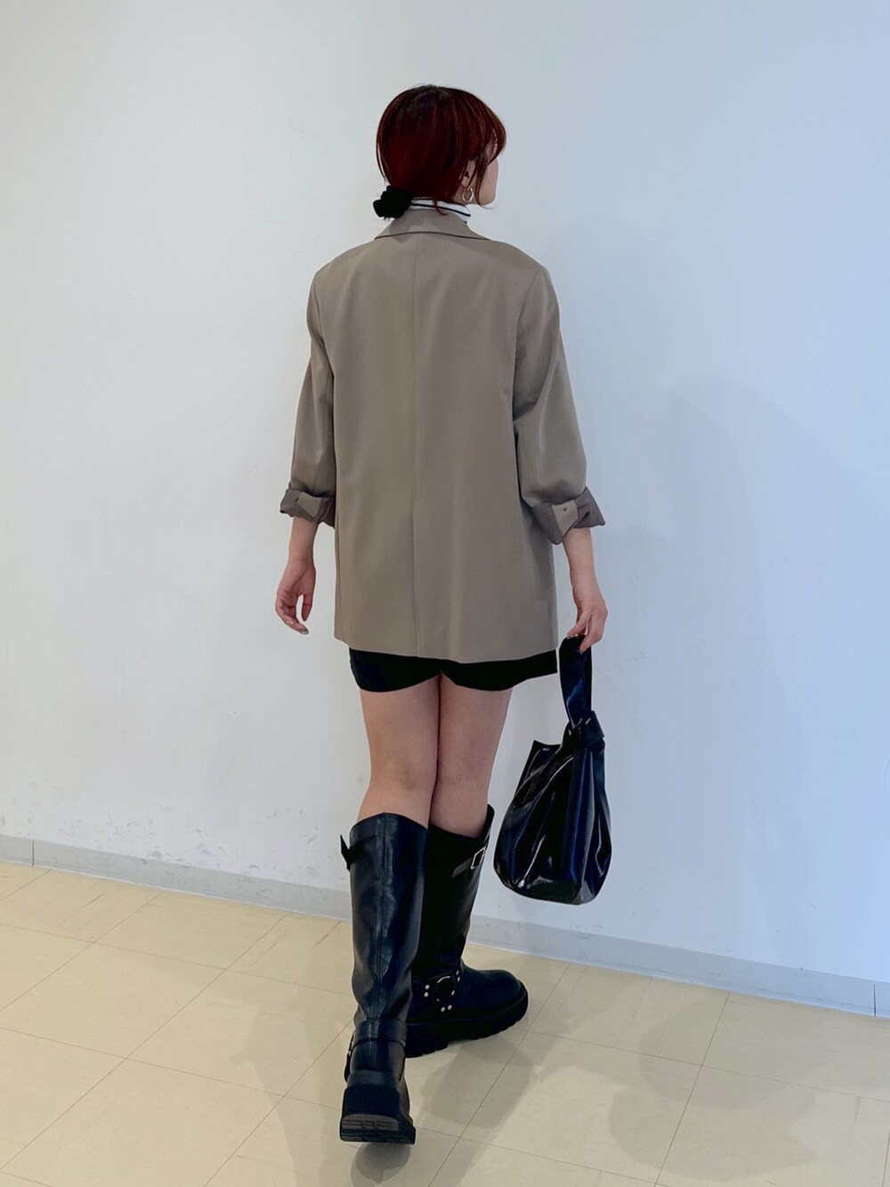 ブラック系のその他パンツ、ブラック系のハンドバッグ、ブラック系のブーツを着用したレディースの秋コーディネートの3枚目の写真