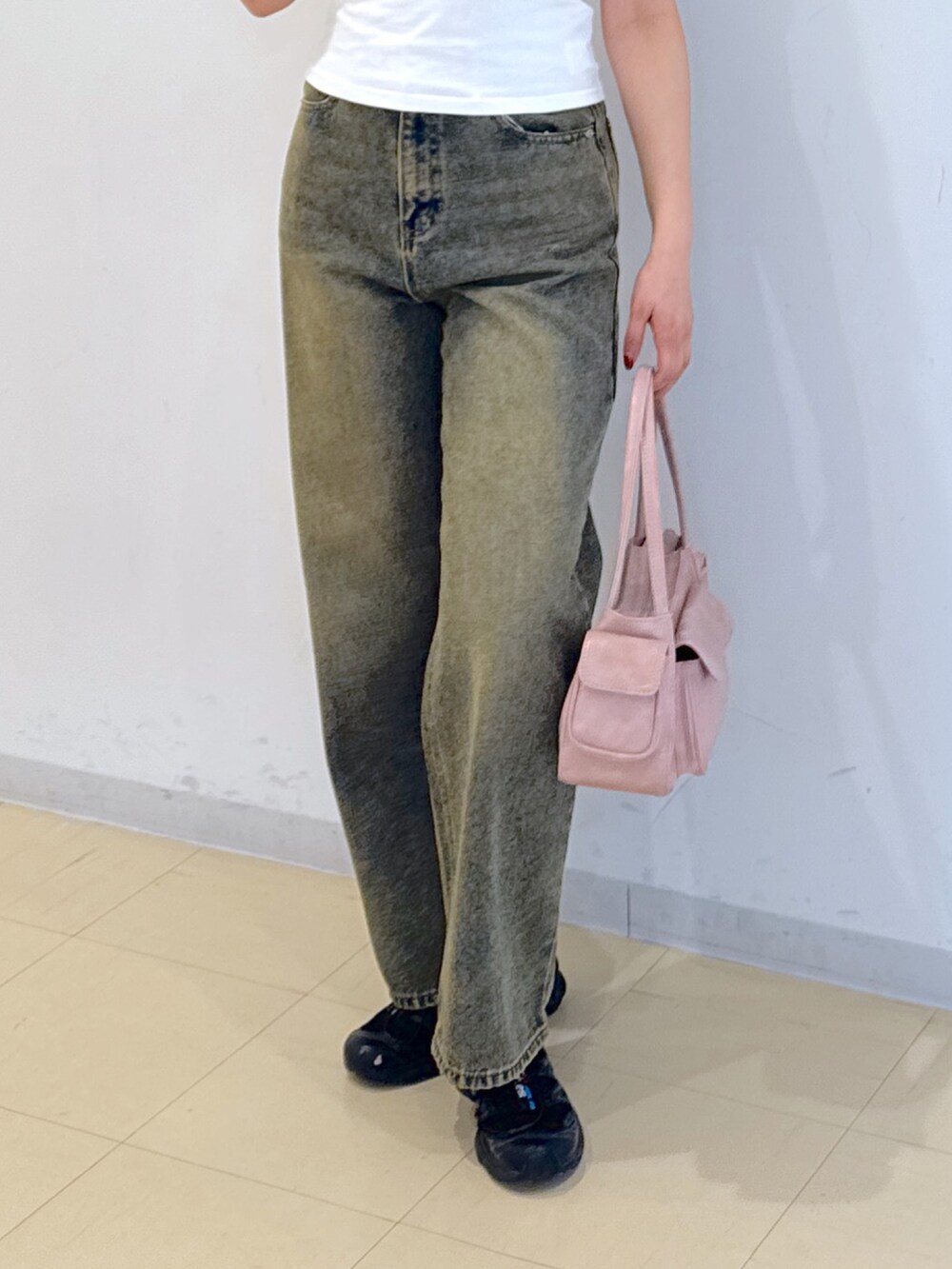 ピンク系のショルダーバッグ、ブルー系のデニムパンツ、ホワイト系のTシャツ/カットソーを着用したレディースの春コーディネートの6枚目の写真