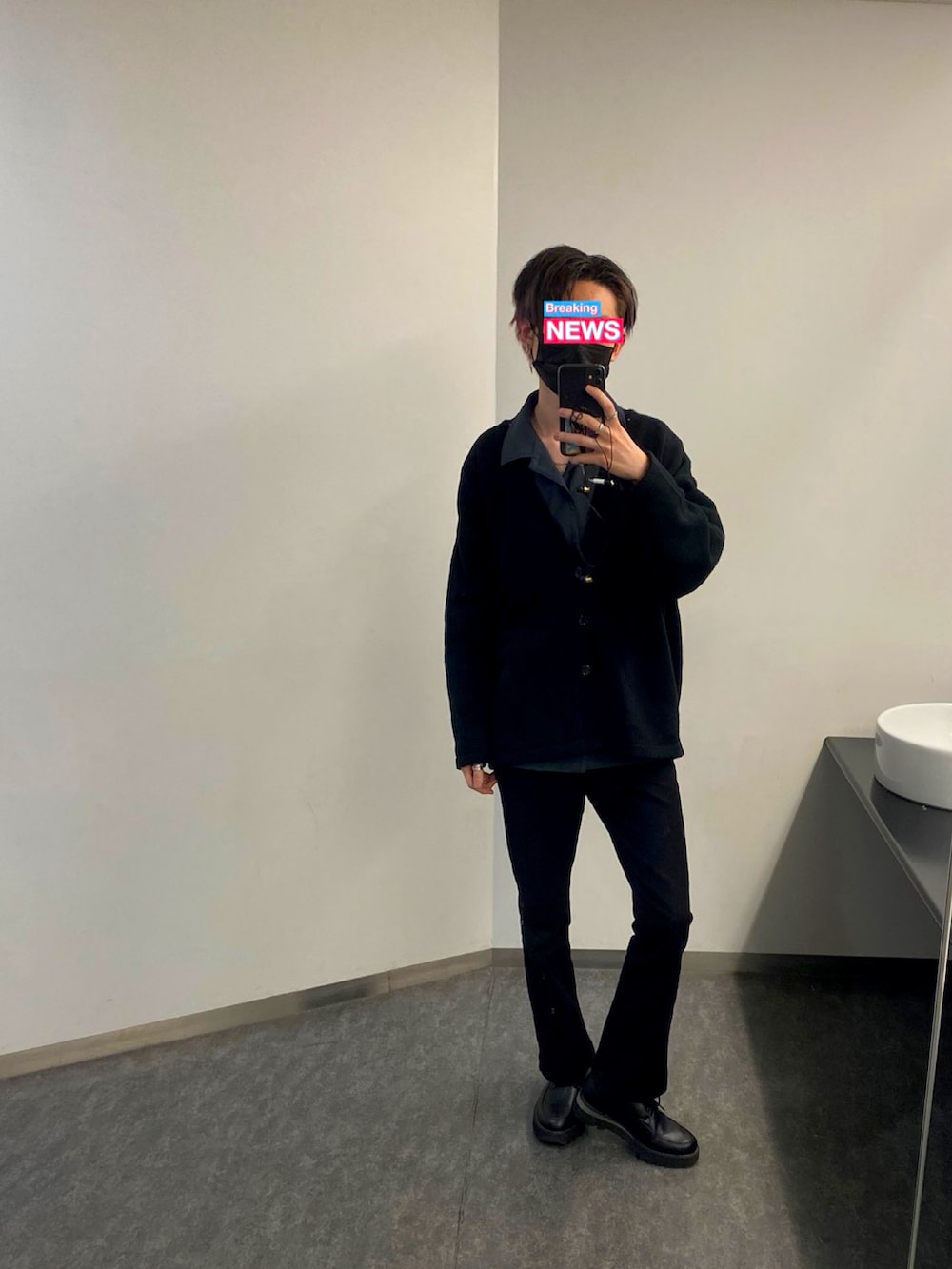 「春、おしゃれさんと繋がりたい、休日スタイル、メンズコーデ、オトナカジュアル、Tシャツ、春コーデ、カーディガン、カジュアル、ビッグシルエット、リラックススタイル、長袖シャツ、スニーカーコーデ、フォローミー、ootd」｜「WYM LIDNMの【WYM LIDNM】SHARK SOLE COMBINATION SHOES（ドレスシューズ、ブラック系）」を使った、るぴさん（メンズ・176cm）の春コーディネートの2枚目の写真