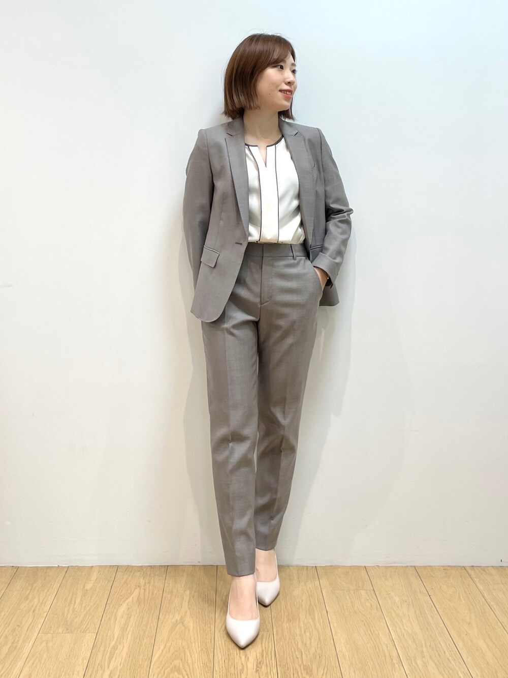 ホワイト系のシャツ/ブラウス、ベージュ系のパンプス、ブラウン系のその他パンツを着用したレディースの秋コーディネートの3枚目の写真