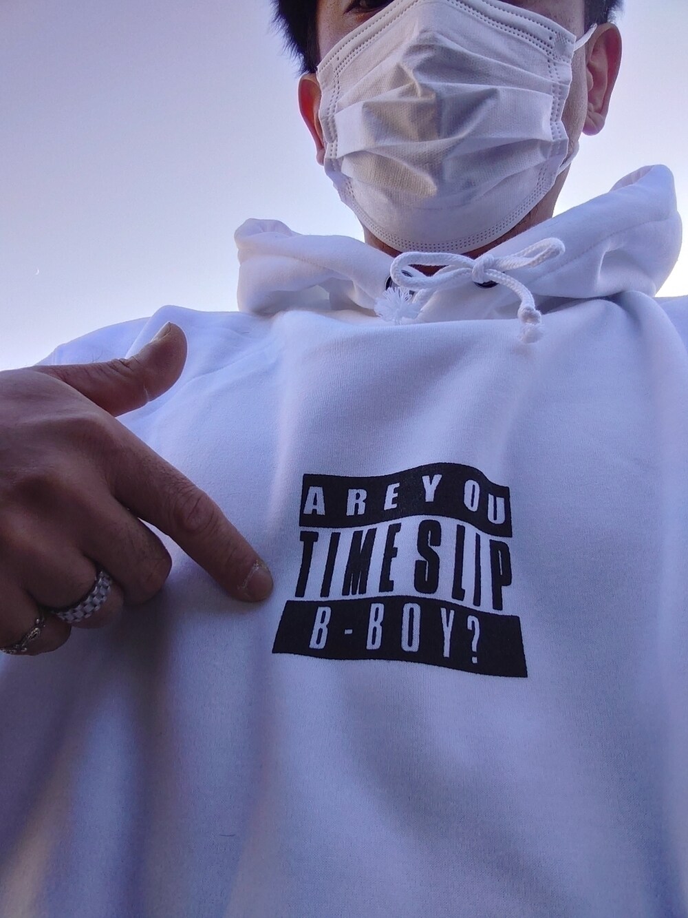 「WEARハロウィン2022、adidas、KANGOL、ナイトレイド、いいね、save、フォローお願いします🤑、nitraid、秋コーデ、カジュアル、スニーカー、ストリート、スニーカーコーデ、ootd、おしゃれさんと繋がりたい、タイムスリップ、ファッションの力を信じよう」｜「Are you time slip B boy?のアイテム（パーカー、ホワイト系）」を使った、土田 真也さん（メンズ・182cm）の秋コーディネートの2枚目の写真