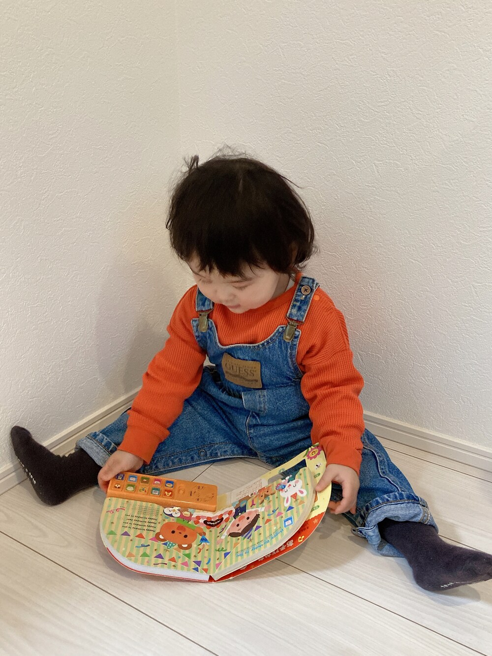 「カジュアル、キッズファッション、ストリート、女の子、おんなのこ、サロペット、おしゃれさんと繋がりたい、1歳、guess、古着、ベビーコーデ、カジュアルコーデ、オレンジ、デニム、ビタミンカラー」｜「Life Support ProductsのワッフルロンT（L-6900/80～150cm）（Tシャツ/カットソー、オレンジ系）」を使った、chumu☺︎さん（キッズ・80cm）の冬コーディネートの2枚目の写真