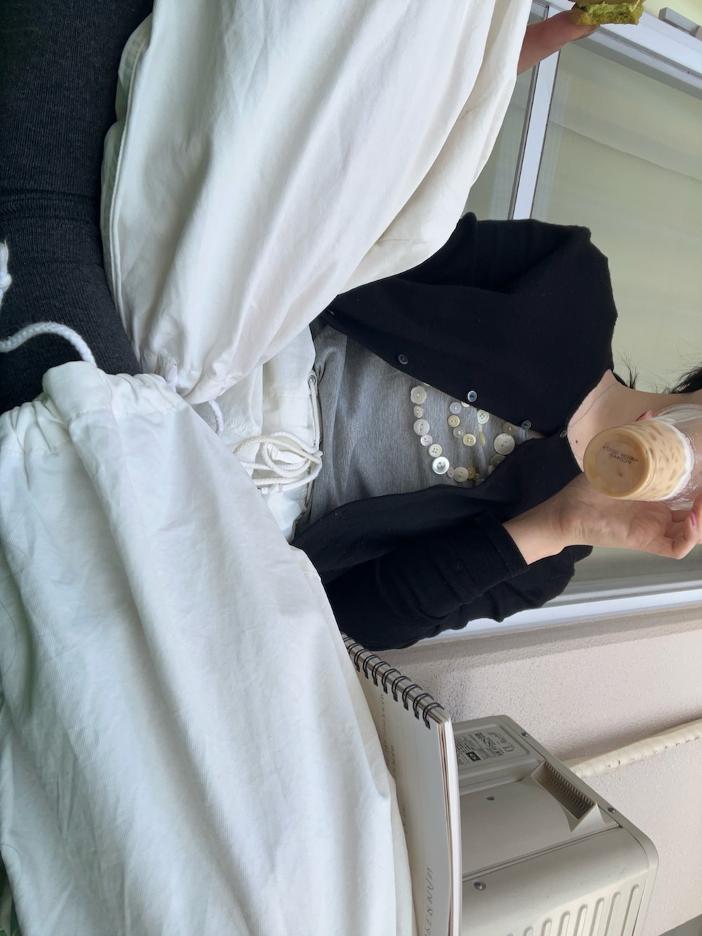 ホワイト系のカーゴパンツを着用したレディースの春コーディネートの2枚目の写真