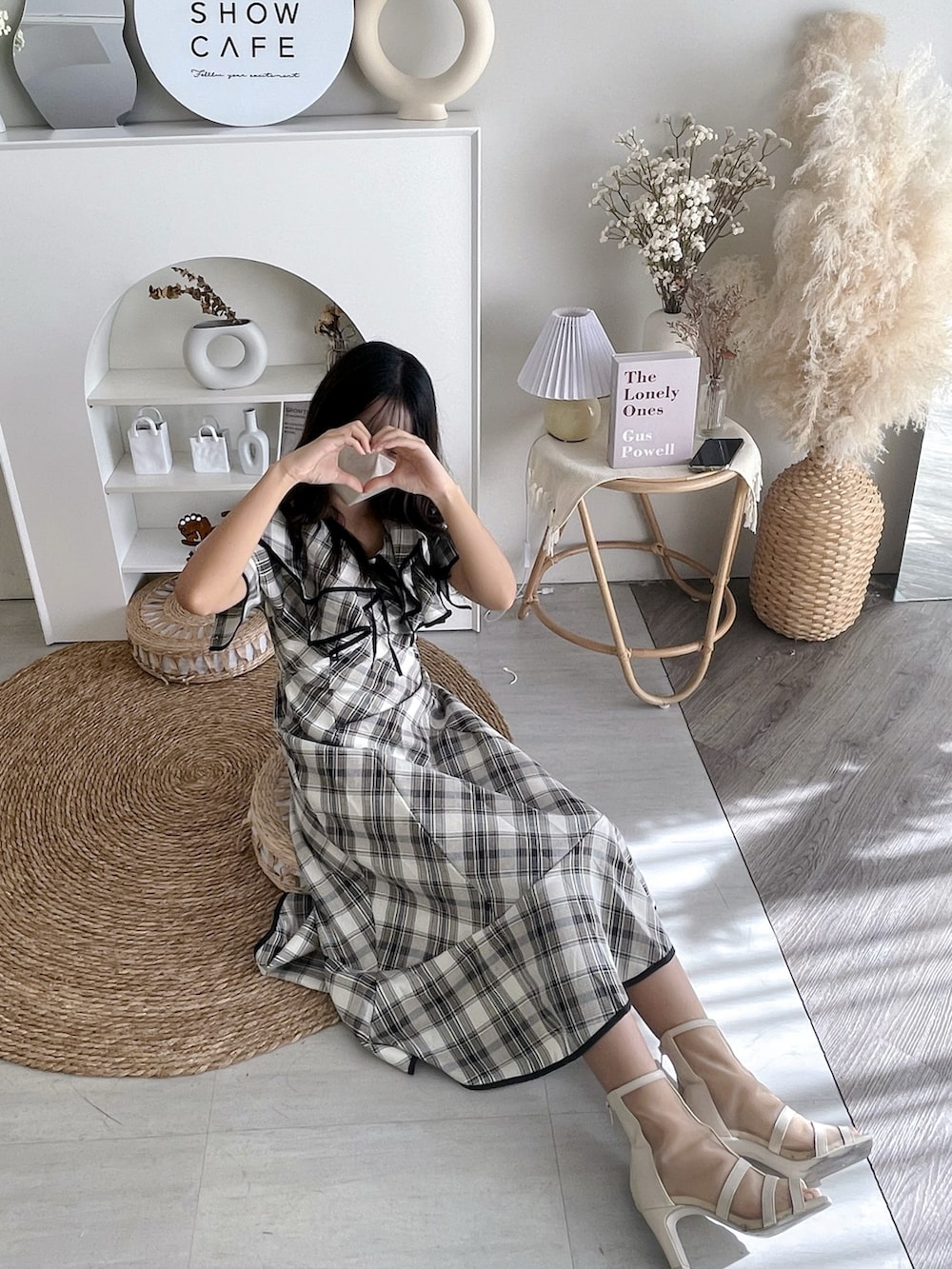 ブラック系のトートバッグ、ホワイト系のワンピース、ホワイト系のブーツを着用したレディースの春コーディネートの3枚目の写真