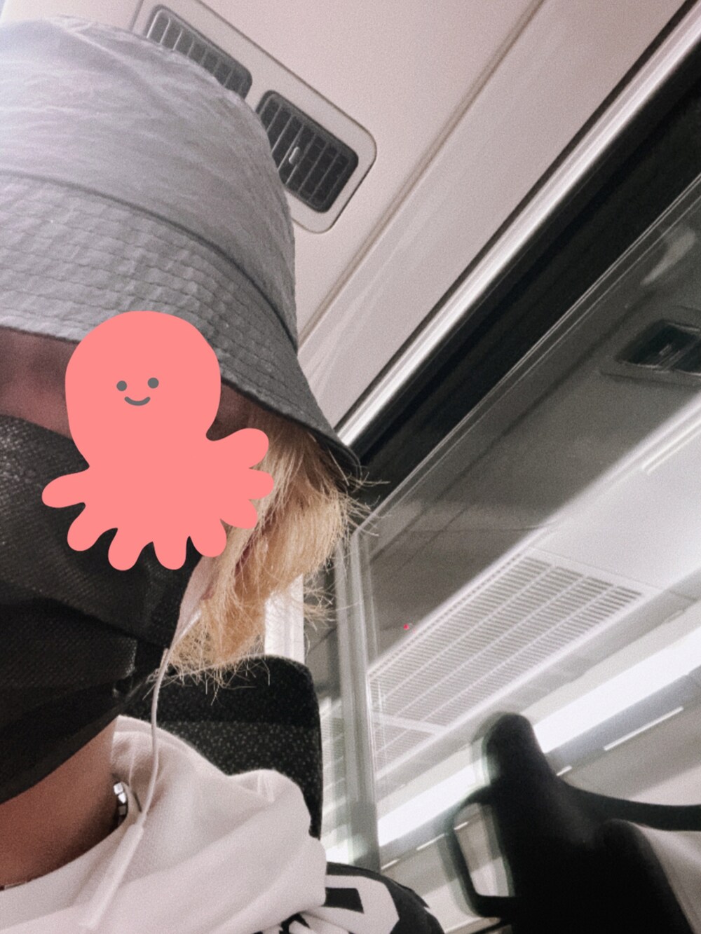 ブラック系のブルゾン、ホワイト系のパーカーを着用したメンズの春コーディネートの2枚目の写真