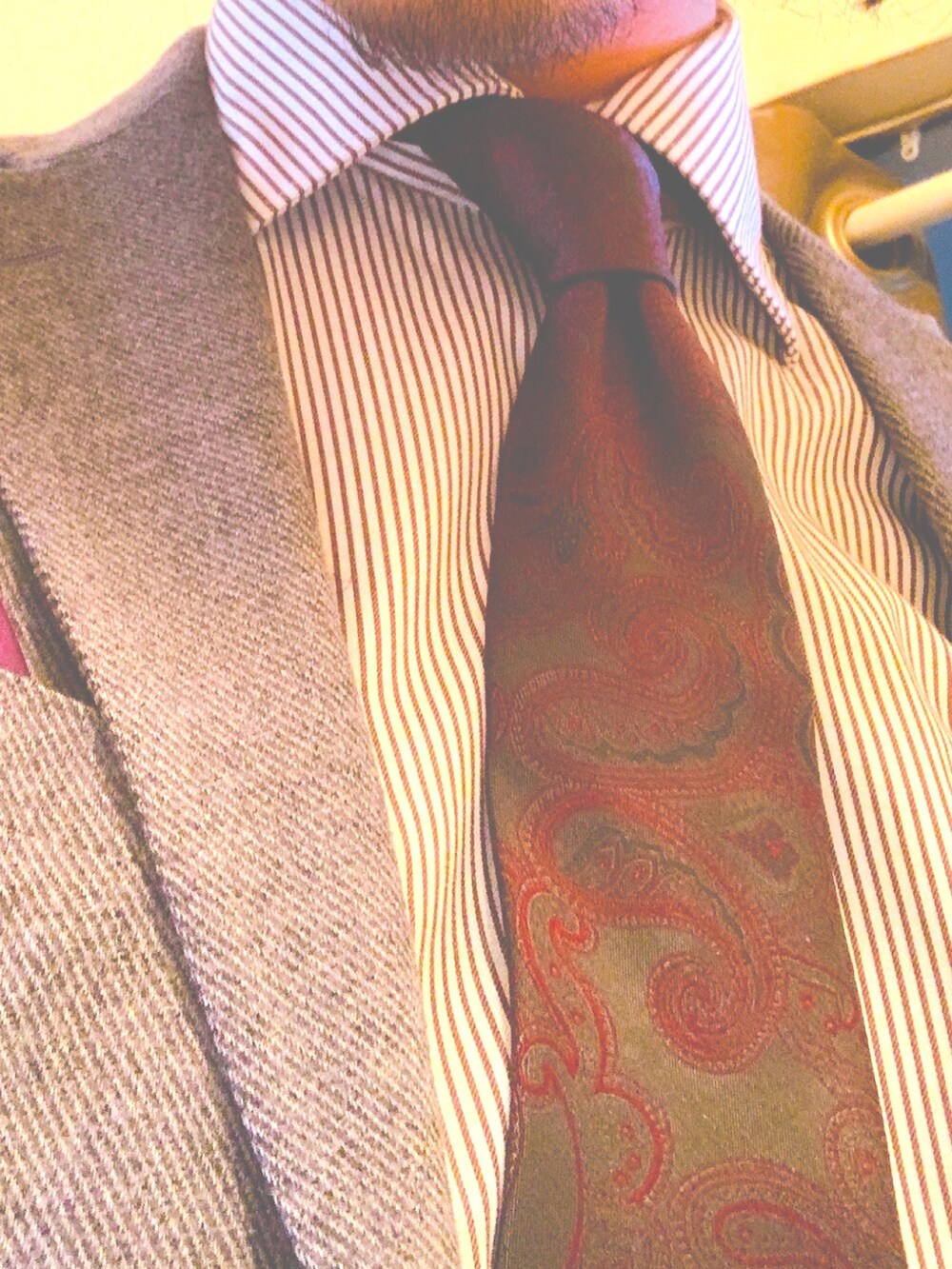 グレー系のスーツジャケット、グレー系のスーツパンツ、ブラウン系のネクタイを着用したメンズの春コーディネートの2枚目の写真