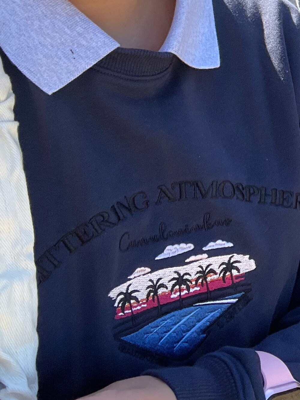 ブルー系のスウェット、ブルー系のデニムパンツを着用したレディースの冬コーディネートの2枚目の写真