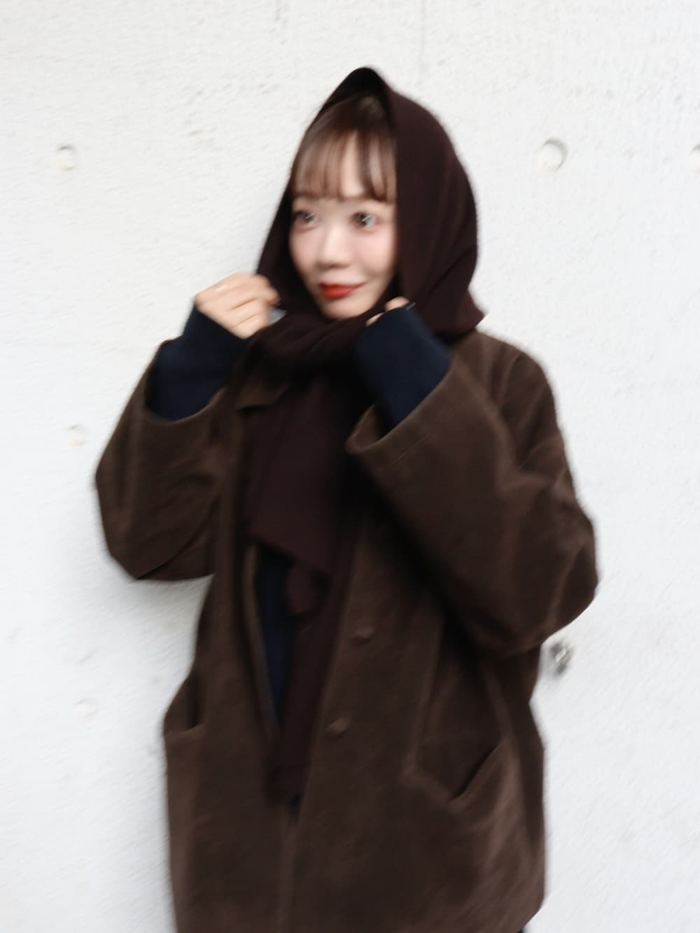 ブラウン系のカバーオール、ブラウン系のマフラーを着用したレディースの秋コーディネートの3枚目の写真