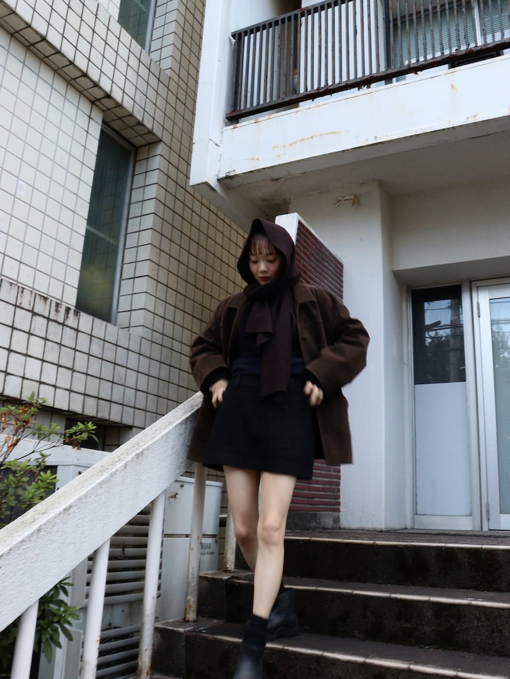 ブラウン系のカバーオール、ブラウン系のマフラーを着用したレディースの秋コーディネートの2枚目の写真