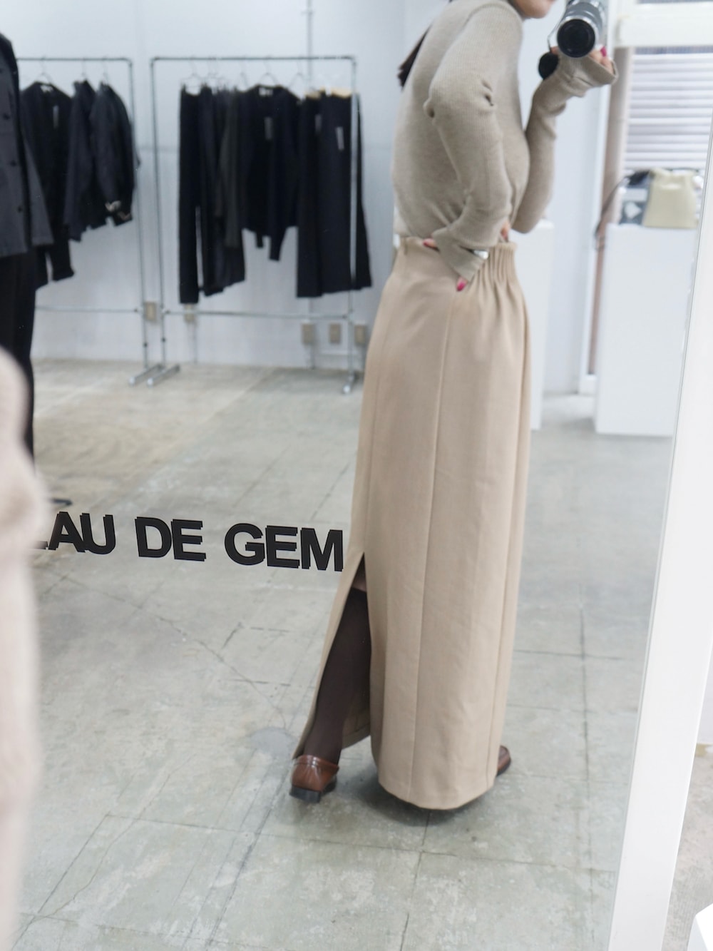 「LA PEAU DE GEMの【LA PEAU DE GEM】ノーカラーステッチジャケット（テーラードジャケット、ベージュ系）」を使った、moekaさん（レディース・164cm）の秋コーディネートの4枚目の写真