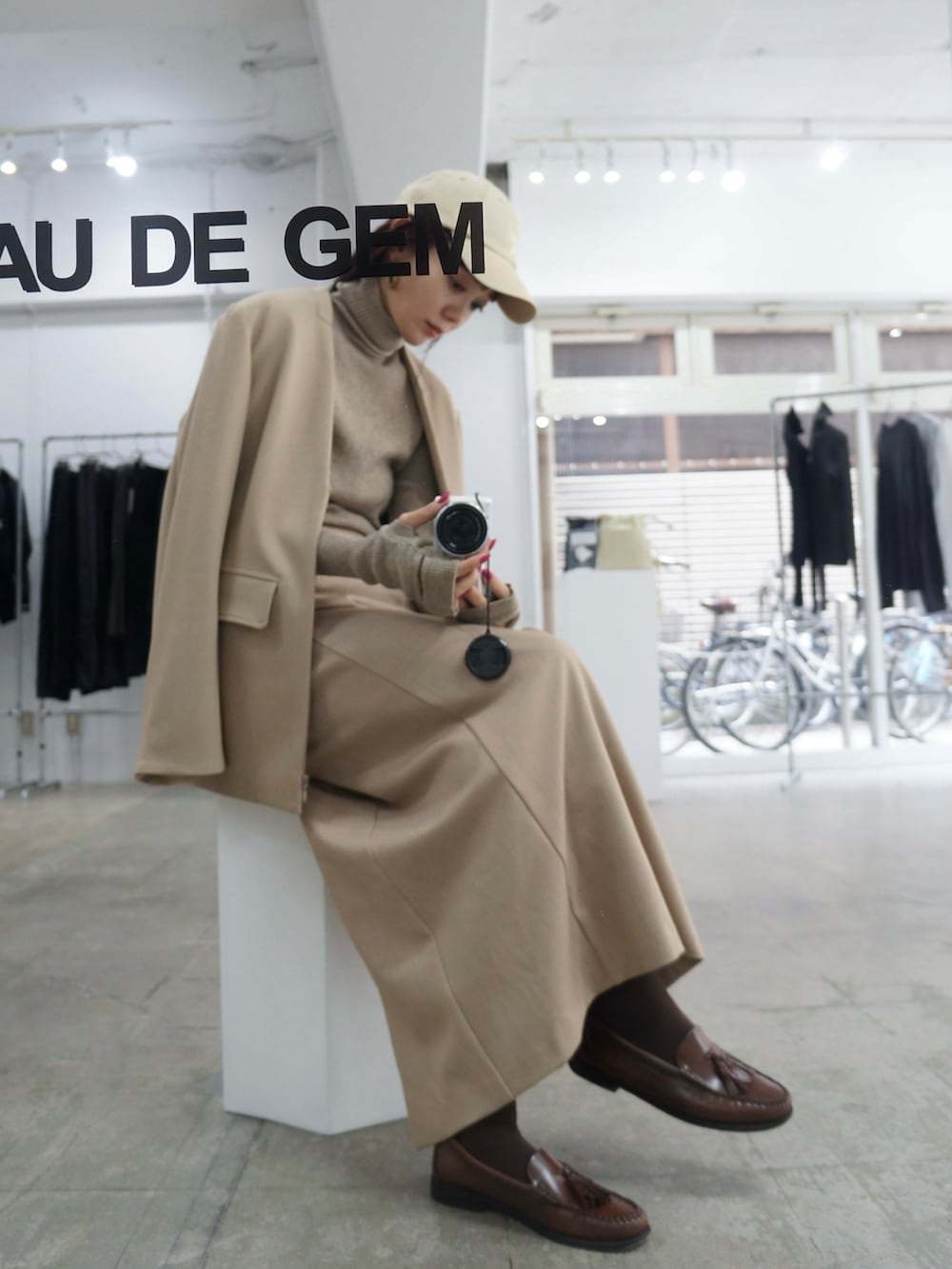 「LA PEAU DE GEMの【LA PEAU DE GEM】ノーカラーステッチジャケット（テーラードジャケット、ベージュ系）」を使った、moekaさん（レディース・164cm）の秋コーディネートの2枚目の写真