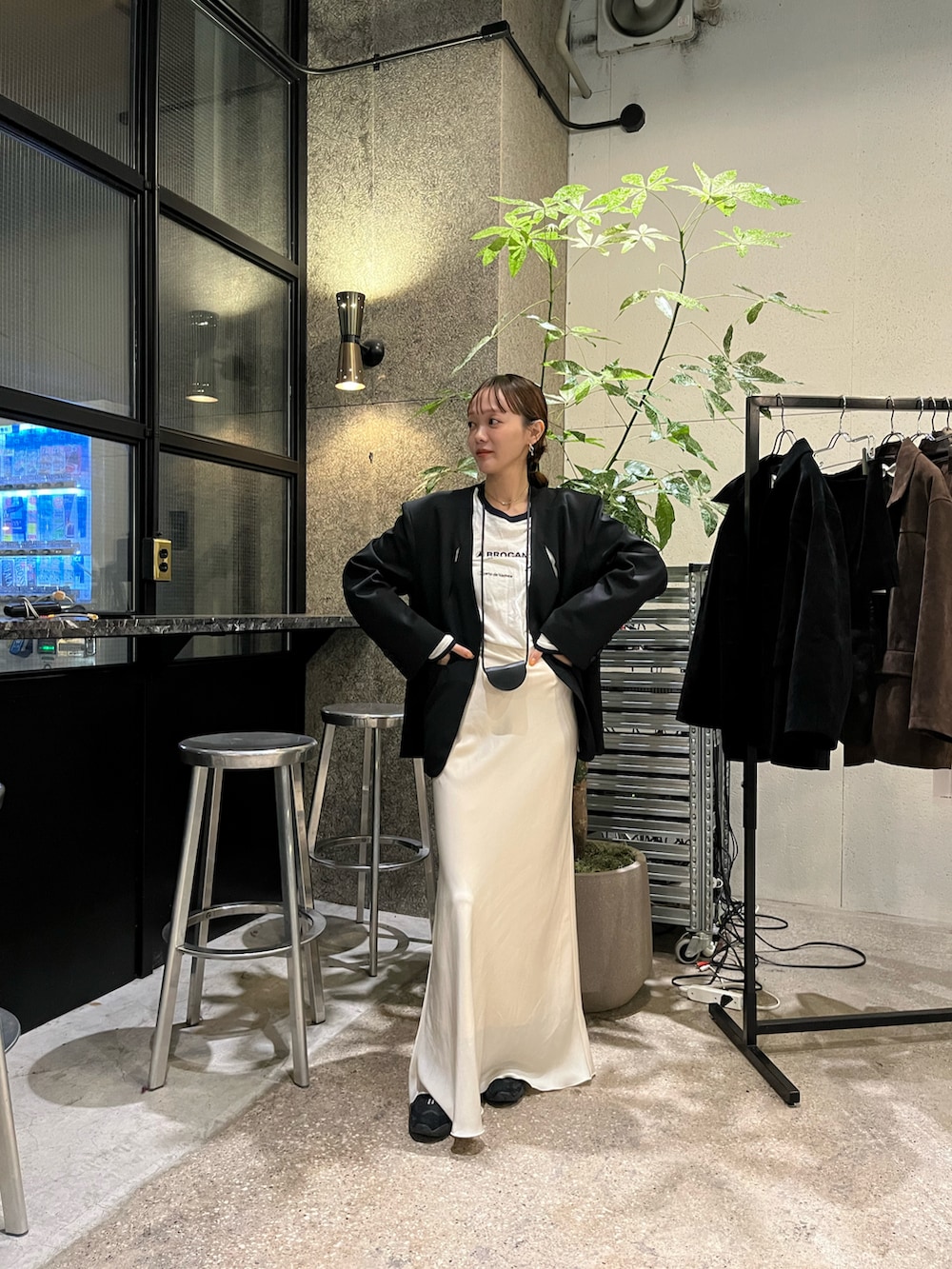 ブラック系のノーカラージャケット、ホワイト系のTシャツ/カットソーを着用したレディースの秋コーディネートの2枚目の写真