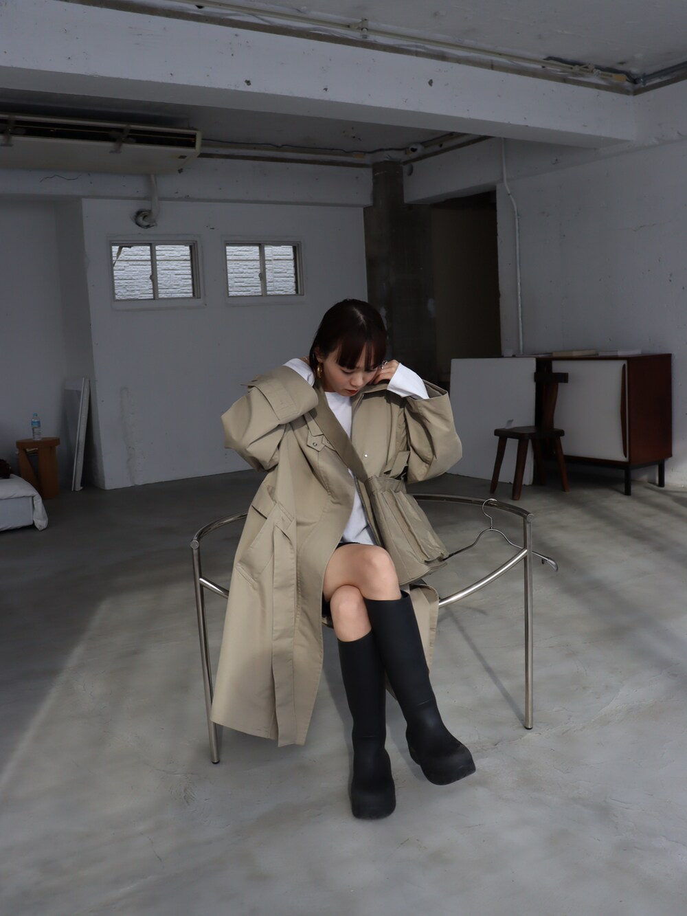「BOTTEGA VENETAのアイテム（シューズ、ブラック系）」を使った、moekaさん（レディース・164cm）の春コーディネートの2枚目の写真