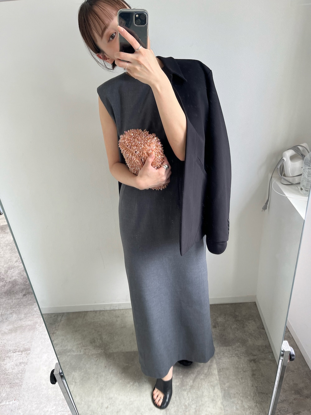 「結婚式」｜「LA PEAU DE GEMの【LA PEAU DE GEM】サイドカットワンピース（ワンピース、グレー系）」を使った、moekaさん（レディース・164cm）の春コーディネートの3枚目の写真