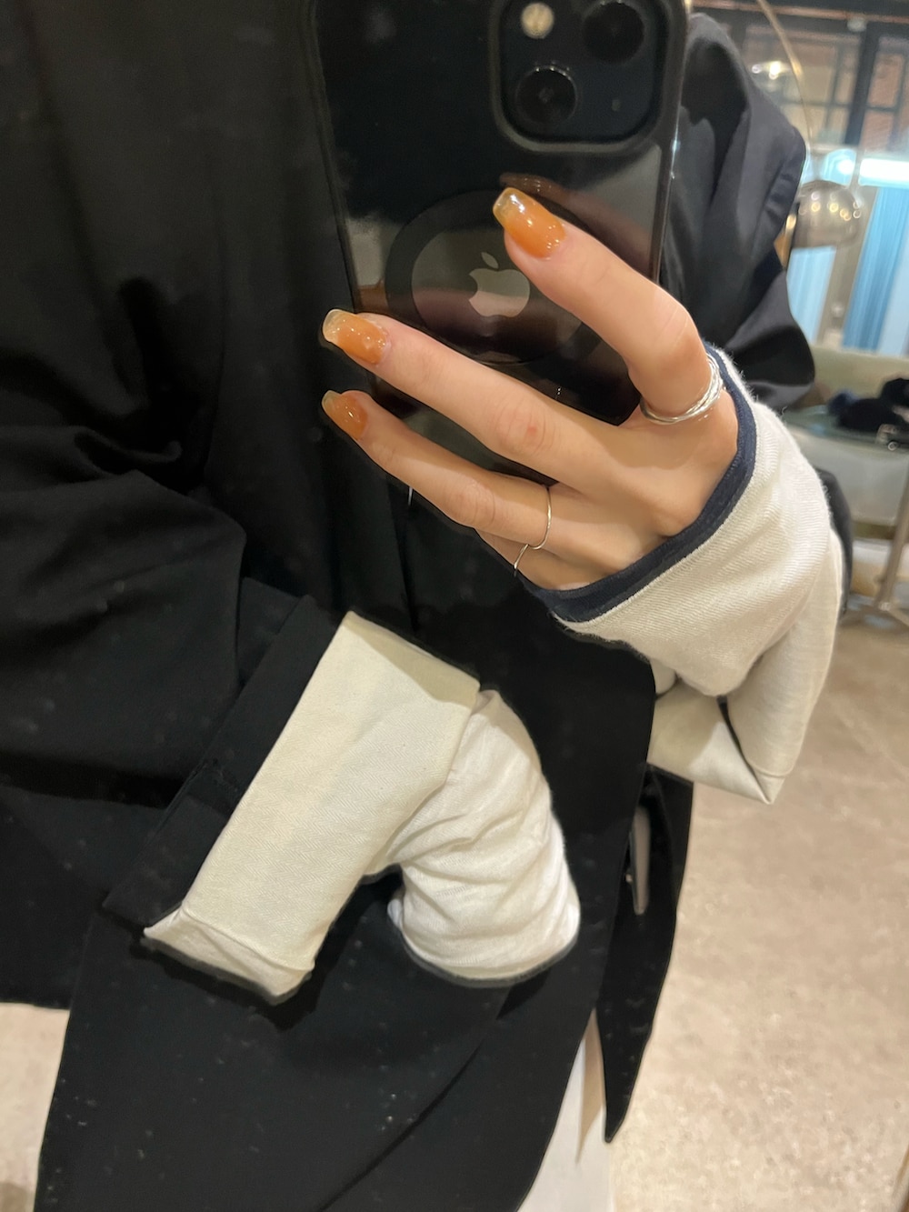 ブラック系のノーカラージャケット、ホワイト系のTシャツ/カットソーを着用したレディースの秋コーディネートの4枚目の写真