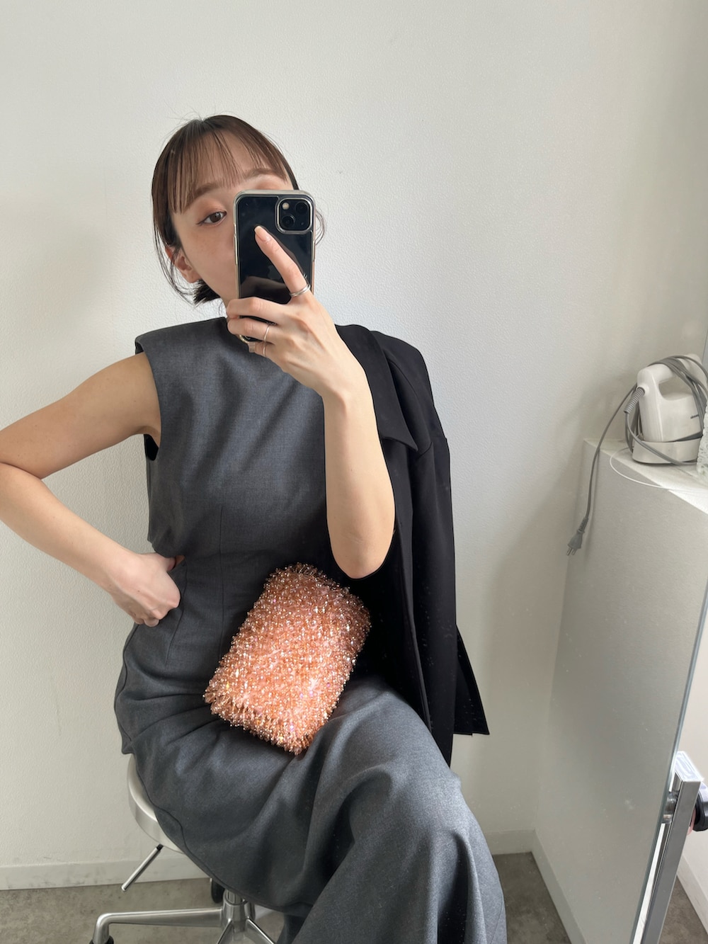 「結婚式」｜「LA PEAU DE GEMの【LA PEAU DE GEM】サイドカットワンピース（ワンピース、グレー系）」を使った、moekaさん（レディース・164cm）の春コーディネートの2枚目の写真