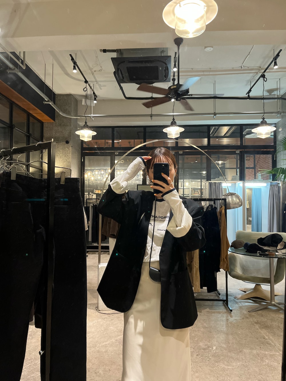 ブラック系のノーカラージャケット、ホワイト系のTシャツ/カットソーを着用したレディースの秋コーディネートの5枚目の写真