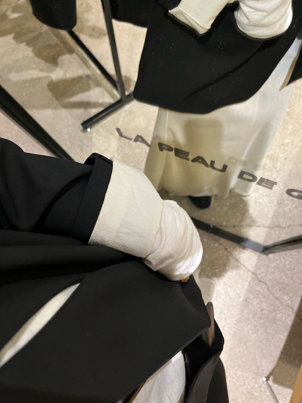 ブラック系のノーカラージャケット、ホワイト系のTシャツ/カットソーを着用したレディースの秋コーディネートの3枚目の写真