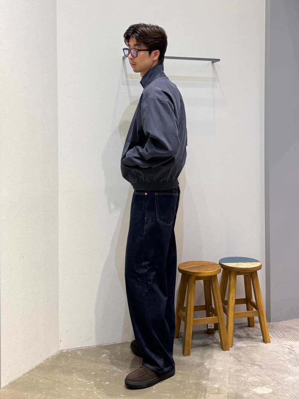 ブルー系のデニムパンツ、ブラウン系のローファー、ブルー系のブルゾンを着用したメンズの秋コーディネートの2枚目の写真