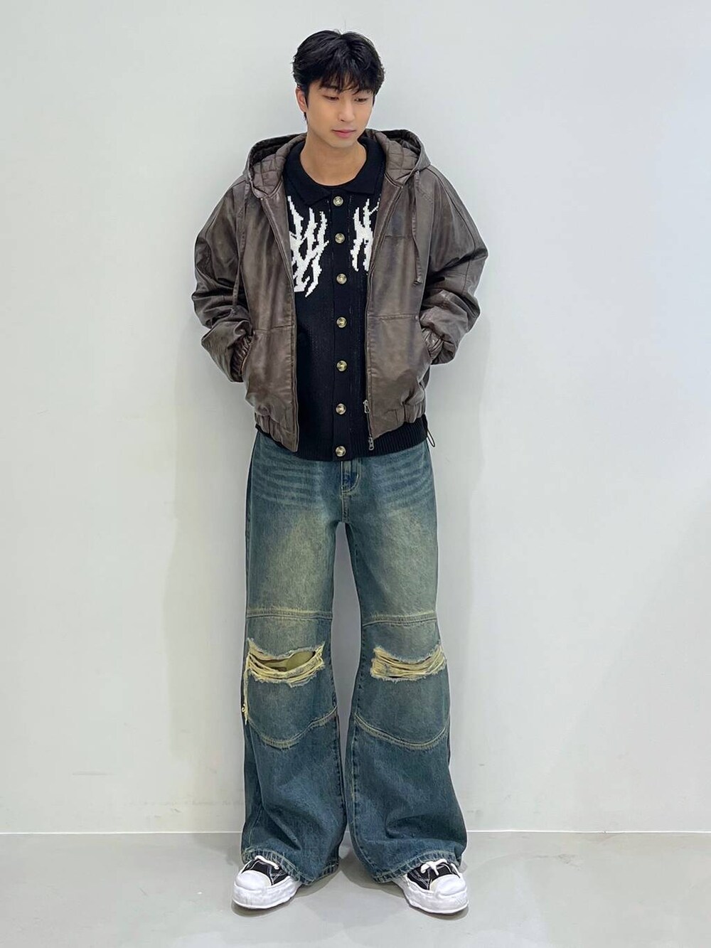 ブラック系のカーディガン/ボレロ、ブラウン系のブルゾン、ブルー系のその他パンツを着用したメンズの冬コーディネートの5枚目の写真