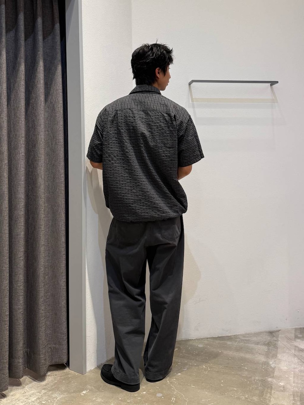 その他のローファー、ブラック系のTシャツ/カットソー、グレー系のチノパンツを着用したメンズの夏コーディネートの2枚目の写真