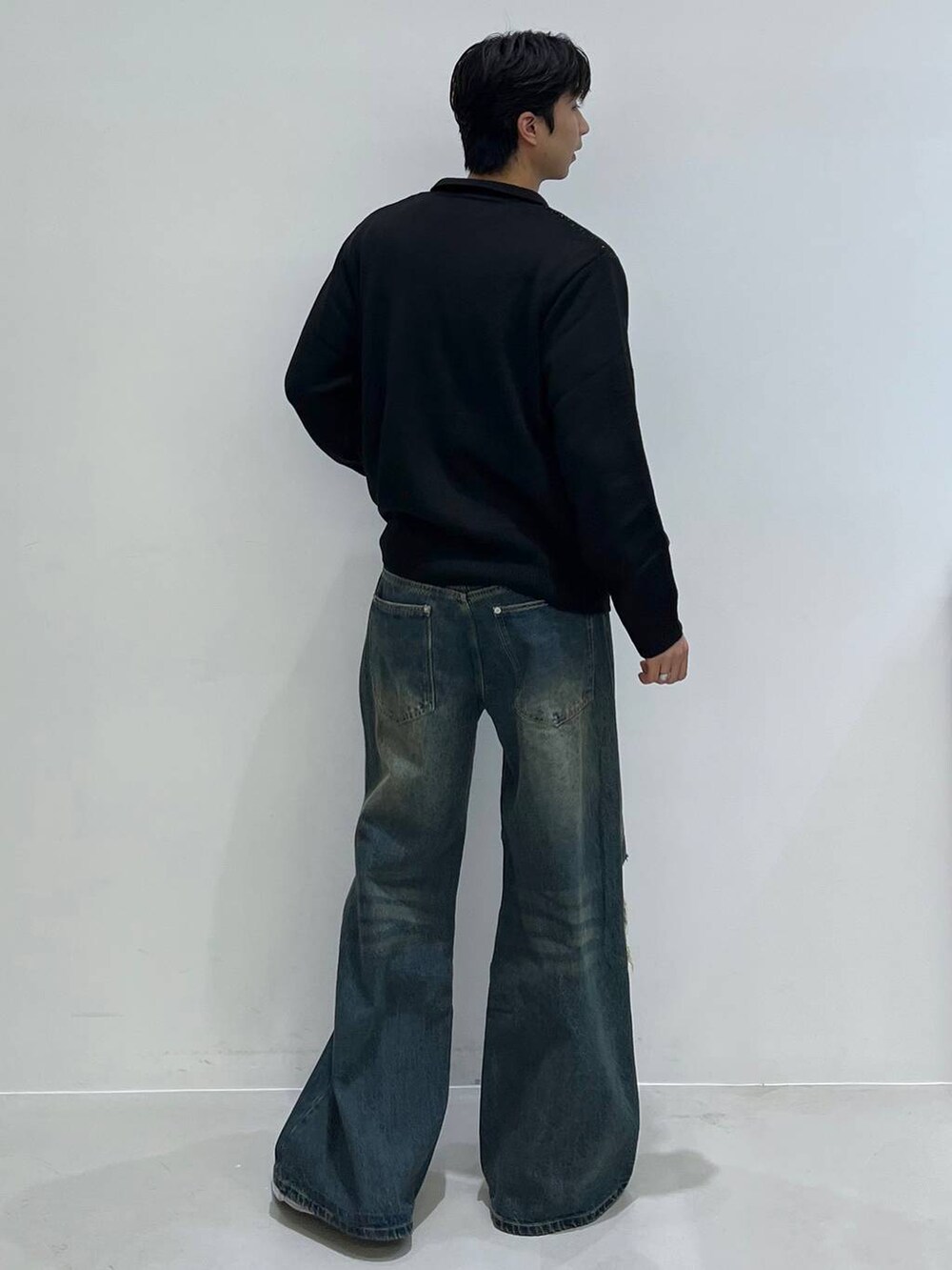 ブラック系のカーディガン/ボレロ、ブラウン系のブルゾン、ブルー系のその他パンツを着用したメンズの冬コーディネートの4枚目の写真