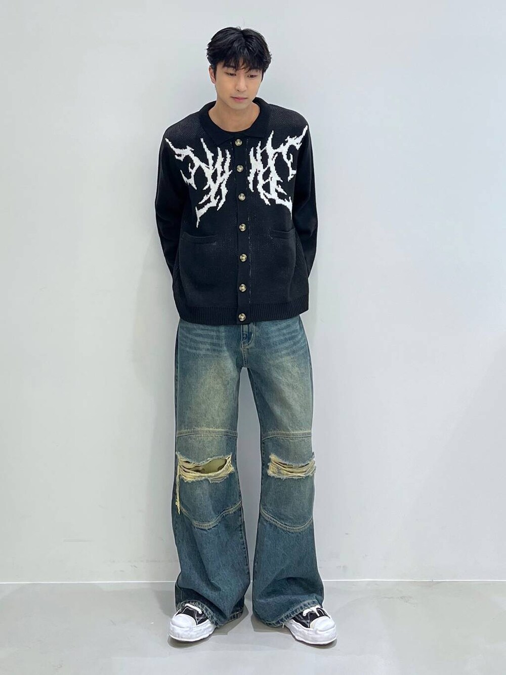 ブラック系のカーディガン/ボレロ、ブラウン系のブルゾン、ブルー系のその他パンツを着用したメンズの冬コーディネートの3枚目の写真