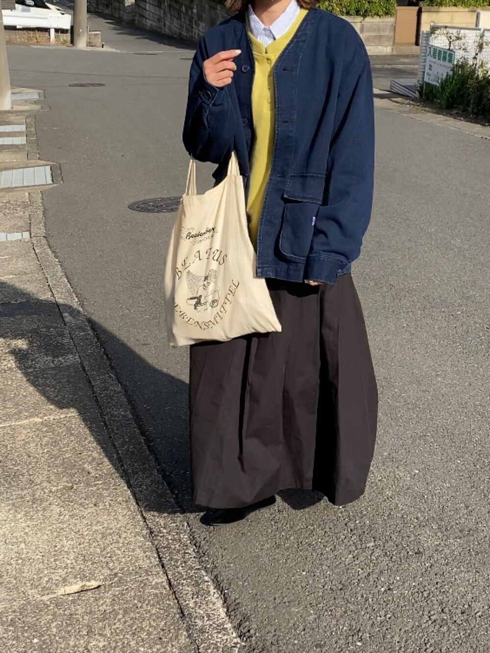 ブルー系のカバーオール、イエロー系のスウェット、ブルー系のシャツ/ブラウスを着用したレディースの春コーディネートの3枚目の写真