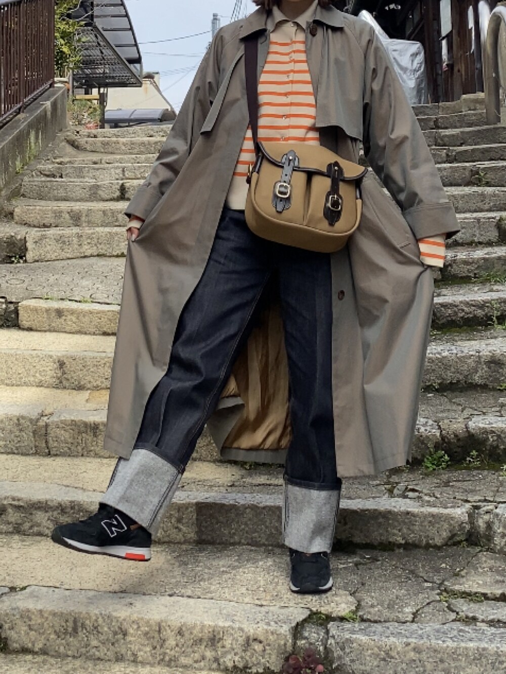 ブラウン系のショルダーバッグ、ベージュ系のジャケット/アウター、ベージュ系のニット/セーターを着用したレディースの春コーディネートの3枚目の写真