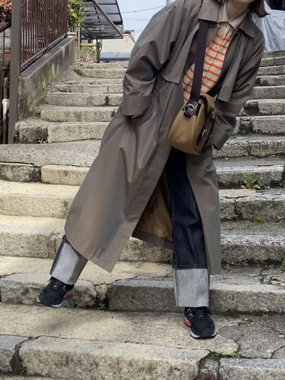 ブラウン系のショルダーバッグ、ベージュ系のジャケット/アウター、ベージュ系のニット/セーターを着用したレディースの春コーディネートの2枚目の写真