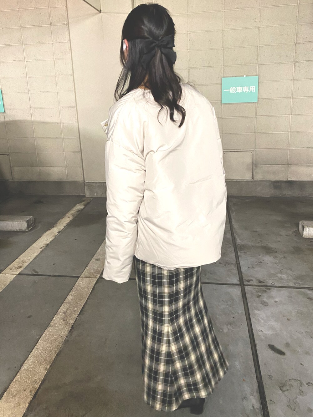 ホワイト系のスウェット、ブラック系のスカート、その他のジャケット/アウターを着用したレディースの冬コーディネートの2枚目の写真