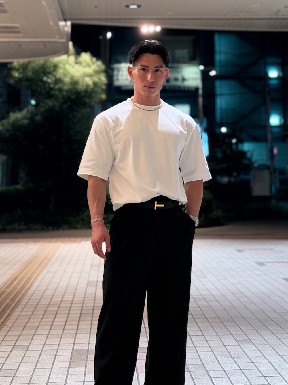 ホワイト系のTシャツ/カットソー、ブラック系のスラックス、ブラック系のローファーを着用したメンズの秋コーディネートの2枚目の写真