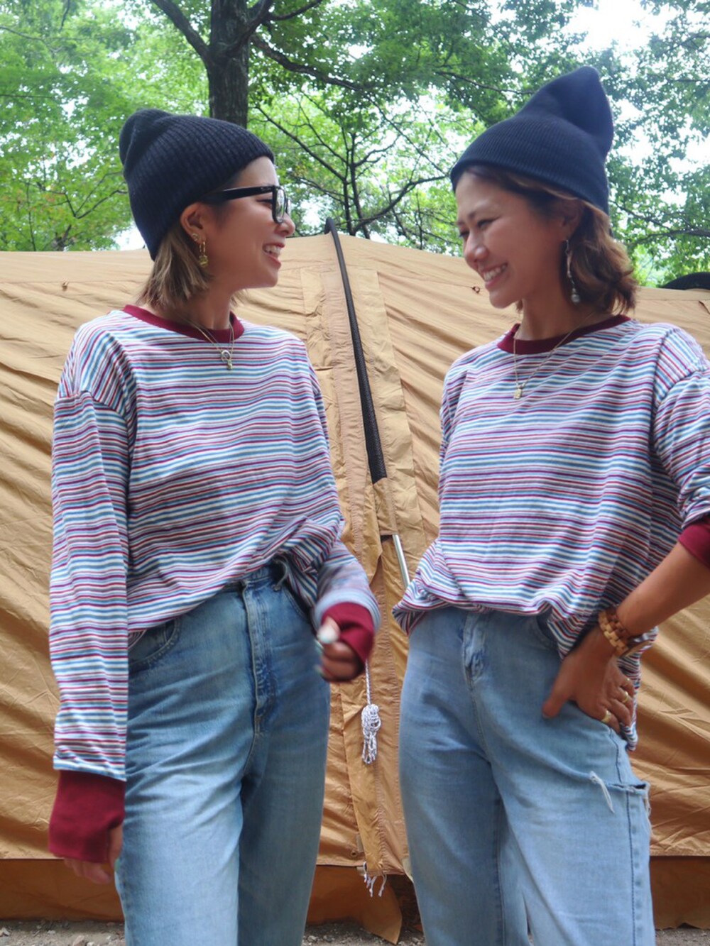 ブルー系のTシャツ/カットソー、ブルー系のデニムパンツ、ブラック系のニットキャップ/ビーニーを着用したレディースの秋コーディネートの2枚目の写真