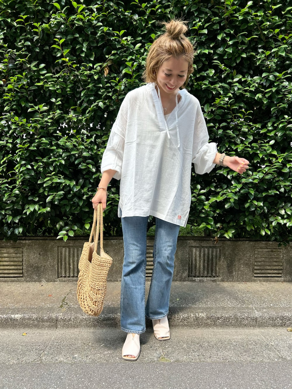 ホワイト系のシャツ/ブラウス、ブルー系のデニムパンツ、ホワイト系のサンダルを着用したレディースの夏コーディネートの2枚目の写真