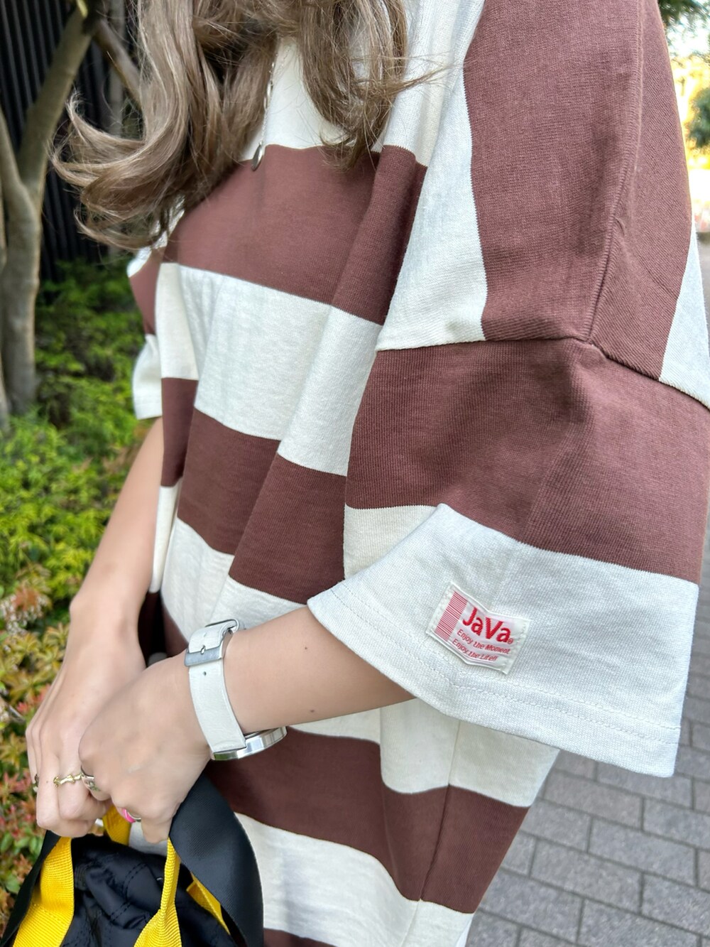 ブラック系のトートバッグ、ブラウン系のTシャツ/カットソーを着用したレディースの春コーディネートの4枚目の写真