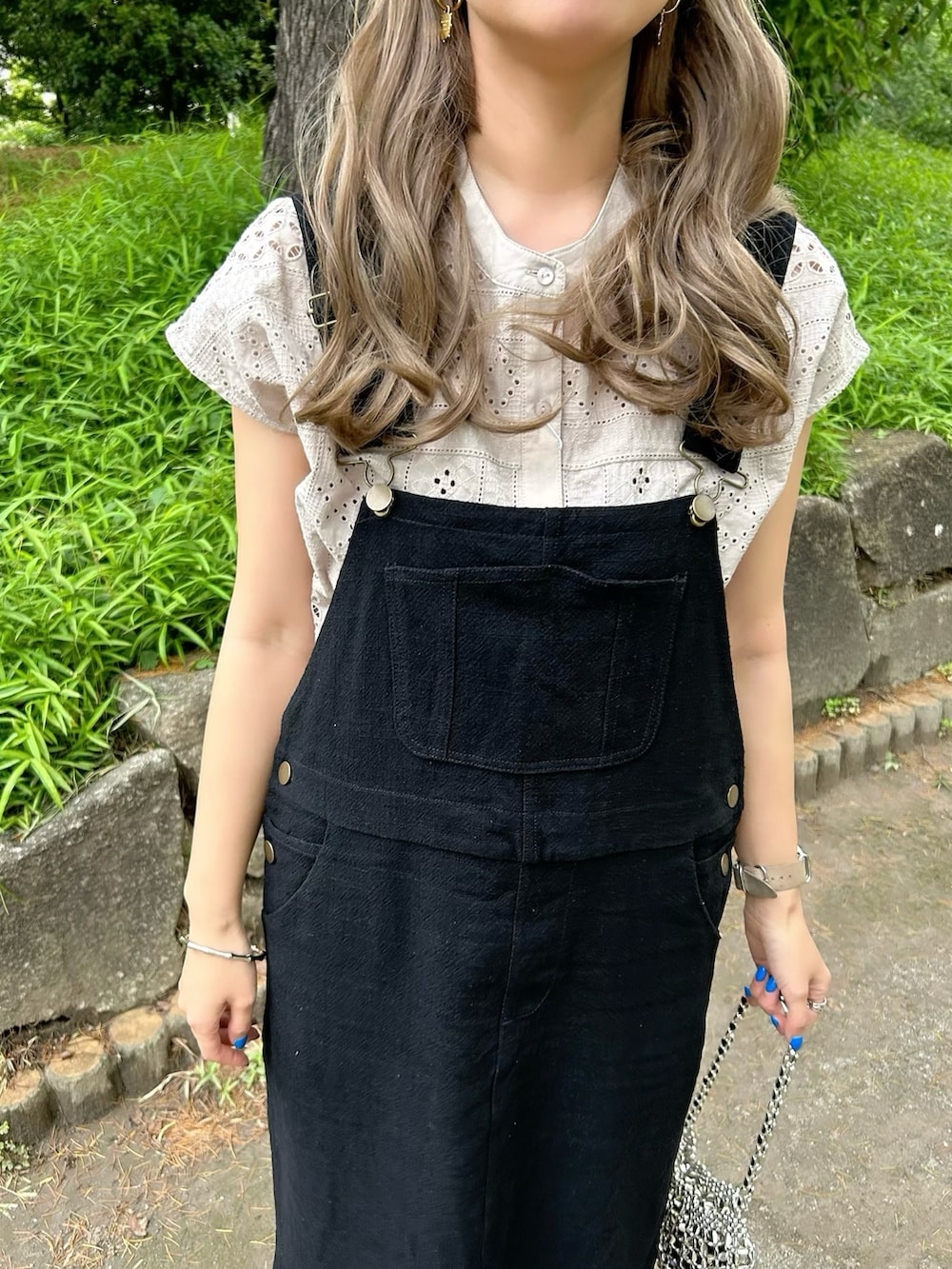 グレー系のシャツ/ブラウス、ベージュ系のスニーカー、ベージュ系のキャップを着用したレディースの夏コーディネートの3枚目の写真