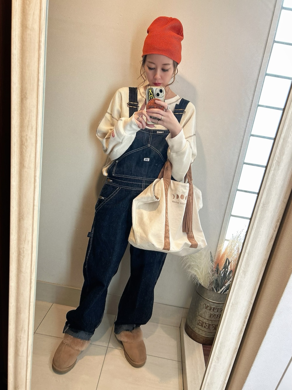 ブルー系のサロペット/オーバーオール、ホワイト系のTシャツ/カットソー、ベージュ系のシューズを着用したレディースの春コーディネートの3枚目の写真