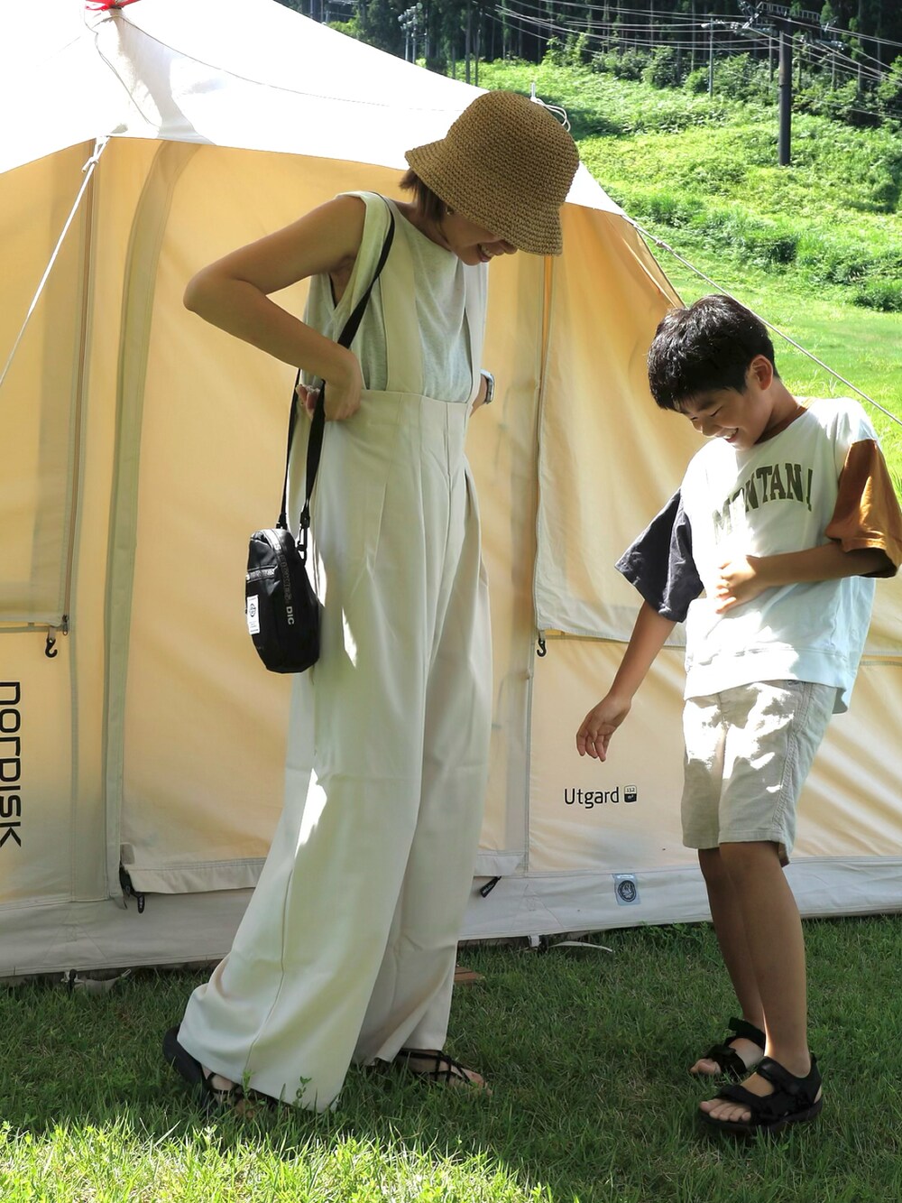 ホワイト系のサロペット/オーバーオール、ブラック系のショルダーバッグ、ブラック系のサンダルを着用したレディースの夏コーディネートの2枚目の写真