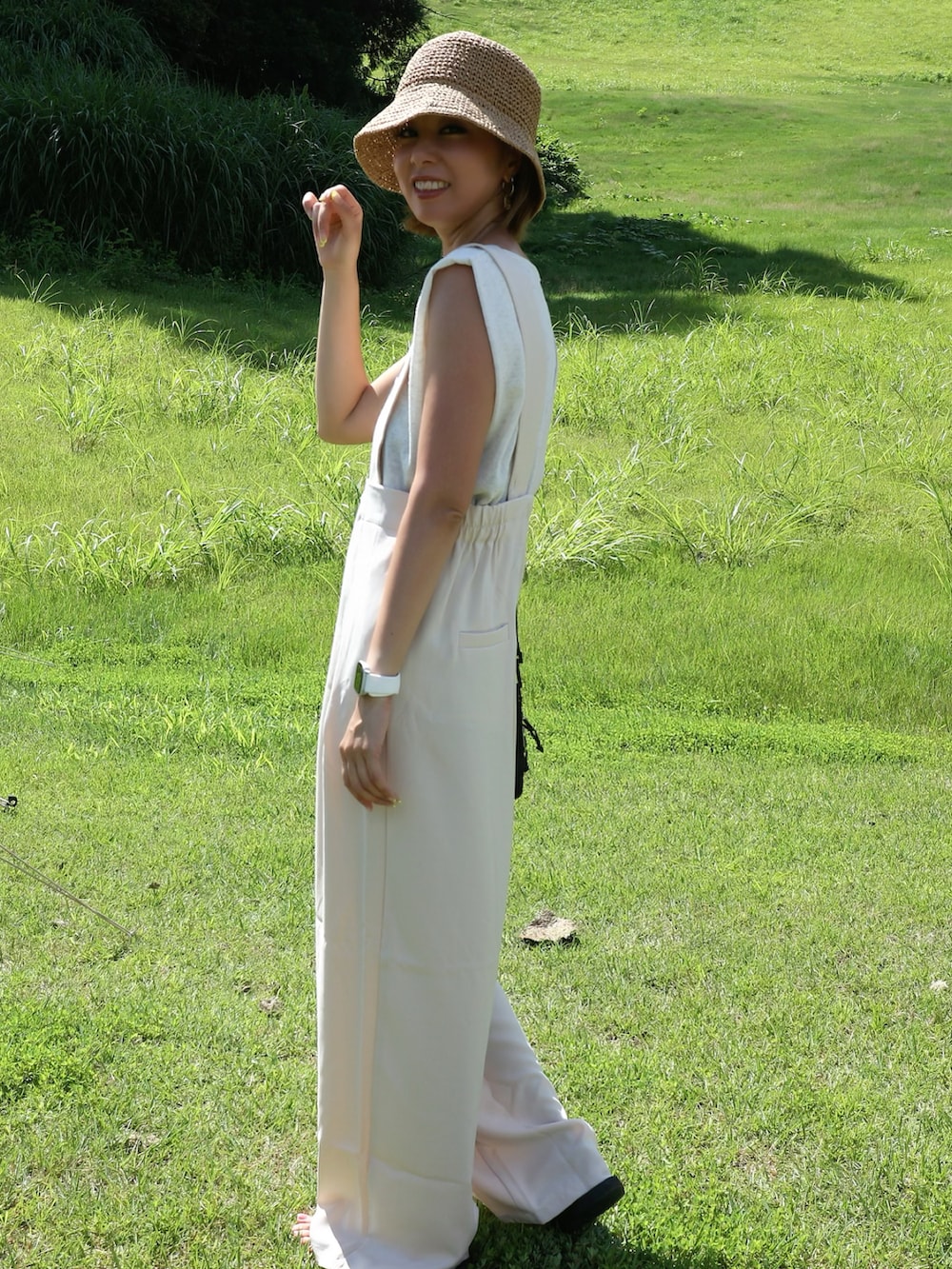 ホワイト系のサロペット/オーバーオール、ブラック系のショルダーバッグ、ブラック系のサンダルを着用したレディースの夏コーディネートの4枚目の写真