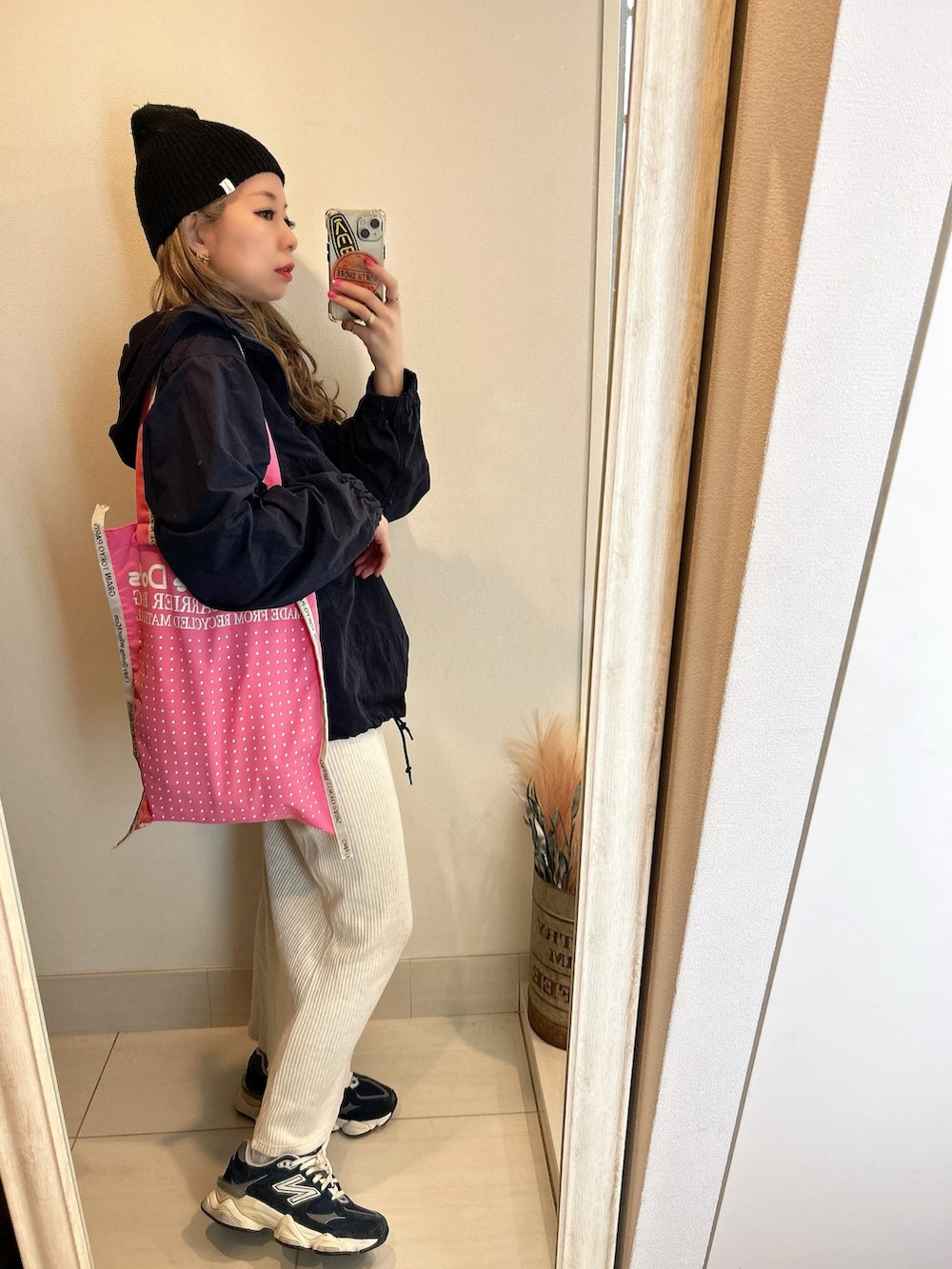 ベージュ系のスカート、ブルー系のスニーカー、ブラック系のニットキャップ/ビーニーを着用したレディースの春コーディネートの2枚目の写真