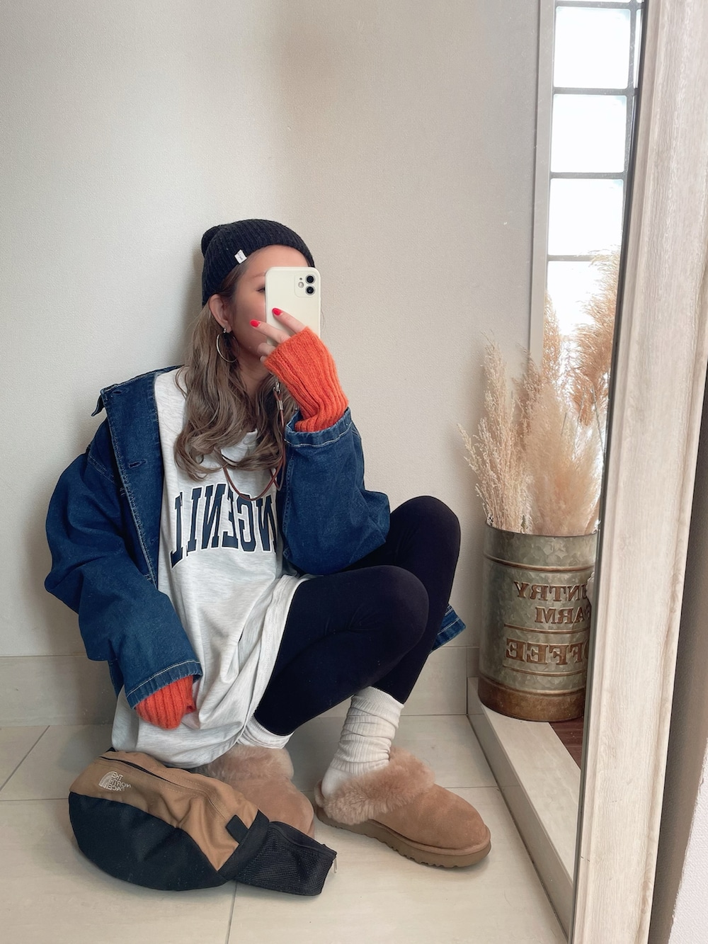 ベージュ系のシューズ、ホワイト系のスウェット、ブルー系のデニムジャケットを着用したレディースの冬コーディネートの3枚目の写真